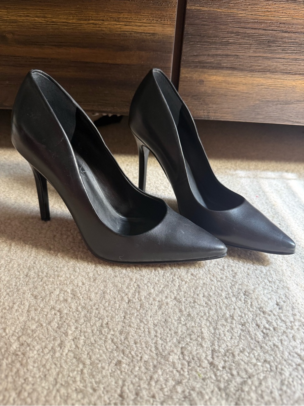 Guess Black Pointed Toe Pumps – Women’s Size 6.5